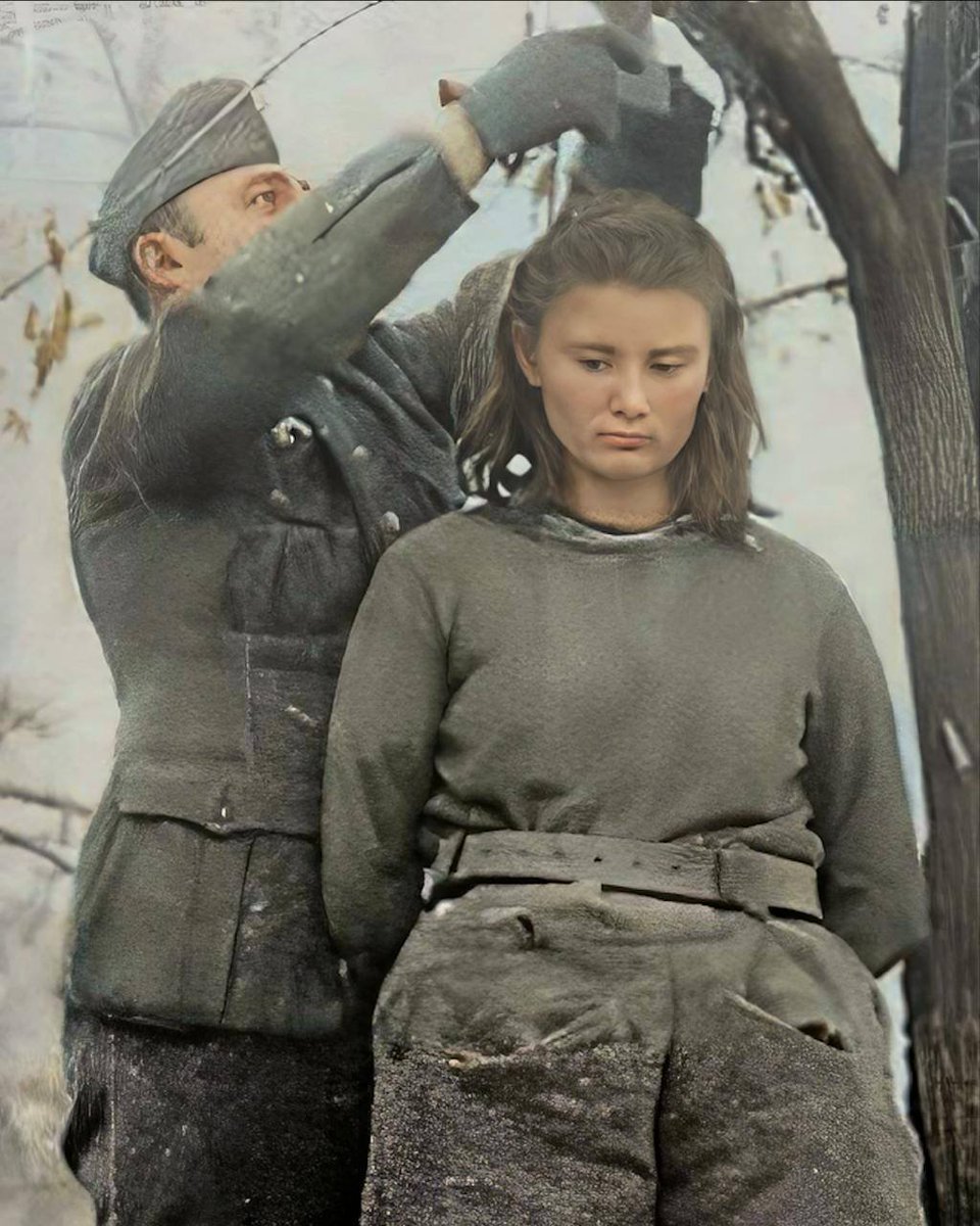 TheodorCarvalho's tweet photo. "Vocês reconhecerão os guerrilheiros quando eles vierem atrás de vocês para me vingar".

Em 19 de dezembro de 1925, a lendária partisano iugoslava Lepa Radić foi assassinada pelos nazistas aos 17 anos de idade. Os nazistas ofereceram-lhe perdão se ela traísse os partisans, e Lepa respondeu: "Eu nunca serei uma traidora. Eles saberão quem são meus camaradas quando vierem me vingar."  A partir dos 15 anos, Lepa foi membro da Liga da Juventude Comunista da Iugoslávia, motivo pelo qual foi presa em 1941 pelo criminoso Ustaše... mas conseguiu escapar da prisão e, com apenas 16 anos, juntou-se aos partisans.

Em 1943, após os nazistas terem assassinado seu pai e seu irmão de 15 anos, Lepa decidiu dar um passo adiante na luta e combater a SS nazista na linha de frente do campo de batalha... durante a Batalha do Rio Neretva, em fevereiro de 1943, contra a 7ª Divisão SS nazista, ela foi capturada.  Após ser capturada, apesar de ter apenas 17 anos, ela foi brutalmente torturada durante dias pelos nazistas, que lhe ofereceram a liberdade em troca da revelação das posições dos guerrilheiros. 

Então, ela proferiu a lendária frase: "Vocês reconhecerão os guerrilheiros quando eles vierem atrás de vocês para me vingar"... e assim foi, eles a vingaram.  Suas últimas palavras na forca foram um apelo à resistência do povo iugoslavo: "Lutem, povo, pela sua liberdade! Não se rendam aos malvados! Morte ao nazismo!"  Em 20 de dezembro de 1951, Lepa Radić foi reconhecido como Herói do Povo da Iugoslávia, tornando-se a pessoa mais jovem a receber essa distinção na história do país.

Eles não vão fazer filmes na fábrica de propaganda de Hollywood sobre verdadeiros heróis da humanidade como Lepa Radic, porque ela era uma mulher, corajosa e, além disso, comunista; não é conveniente dar esse exemplo ao mundo.