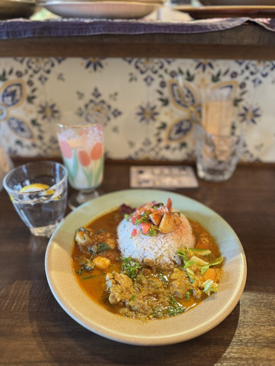 雪きれいね。私は仕事と同レベで選挙が大事。だって選挙行って戦争や差別を止めないと仕事できなくなっちゃうもん。戦争が始まったら大好きなこともできなくなるし、大好きな人とも会えなくなるって先輩たちに教わったの。投票行って外食もできなくなるなんて、いややねん！カレーおいしい！