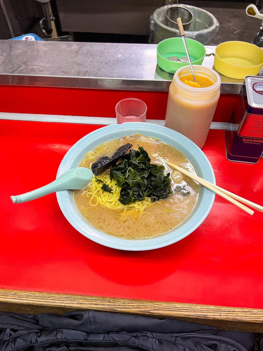 ulutorah's tweet image. 😄こんにちは！寒いですねェ〜！寒い日は暖かく🍜ラーメンが食べたくなりますね！良く行っている羽田にあるgood morningラーメンショップの中盛ラーメン！本当はネギシャーシュー麺が食べたいけど早朝なのでこれ！明日の月曜日は営業してるかな？