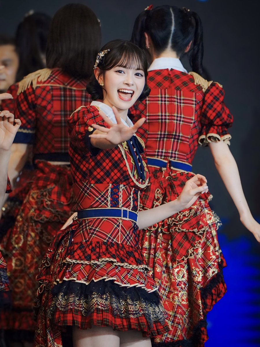 THIS IS THE BEST PHOTOGRAPH OF MOMO IN THE LAST 3 DAYS