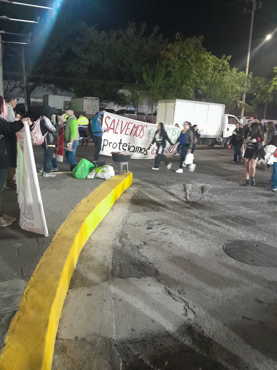 mpbc4's tweet photo. Aun costado del estadio magico Por un lado la fiesta, por otro las exigencias no a la destrucción del busque EL Espino., por el colectivo Slmos El Espino. https://t.co/emIqu183CX