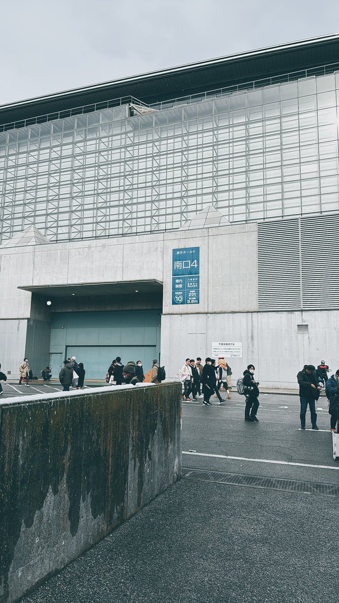 これが見える草むらの前にいる