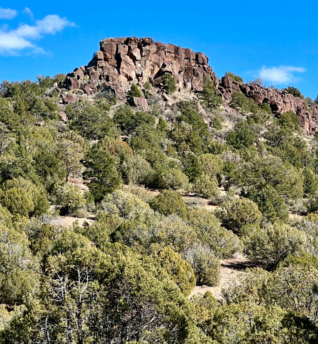 OffGridBrian's tweet photo. I'm mind-blown...this is the most complete Archaic Era artifact I've come across. It's located at the rock knob behind my place next to a foundation of a very old one room structure. I estimate this to be 700-1,000 years old from the Prescott Culture. https://t.co/mwOnXDExTG