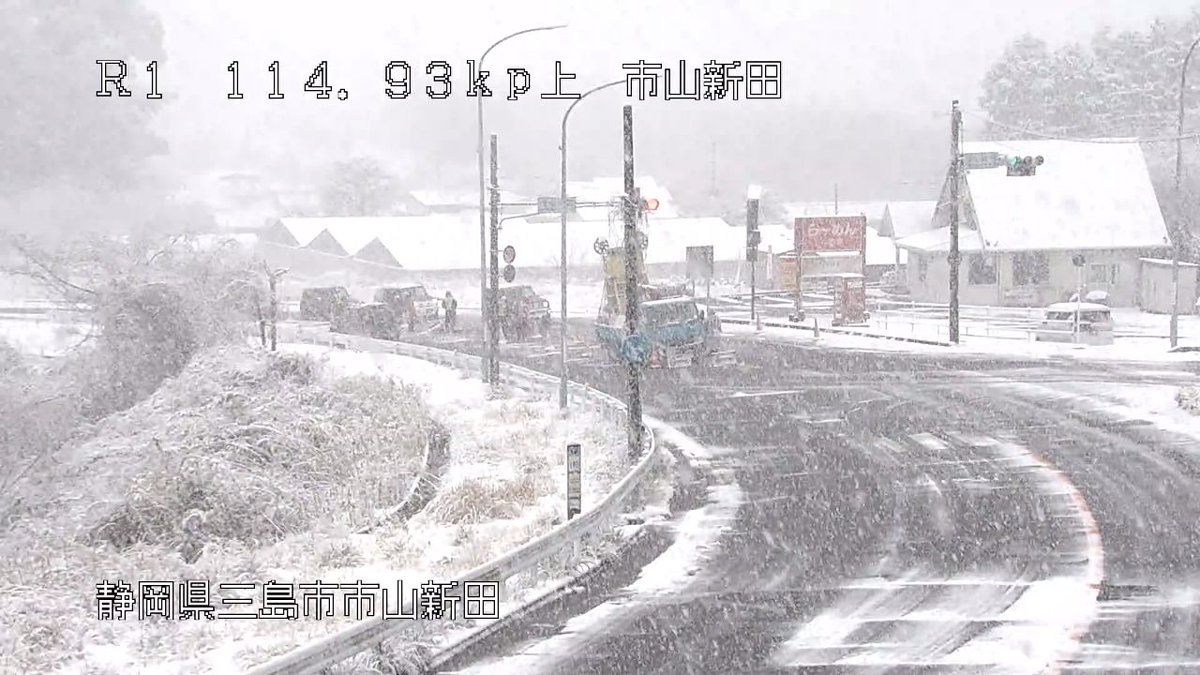 mlit_numazu's tweet photo. 2月8日14時00分現在｜#国道１号   三島市塚原新田から県境付近において、#雪 のため　#通行止　を実施しています。ご理解とご協力をお願いします。　#道路情報　#雪情報 https://t.co/IoSistNILh