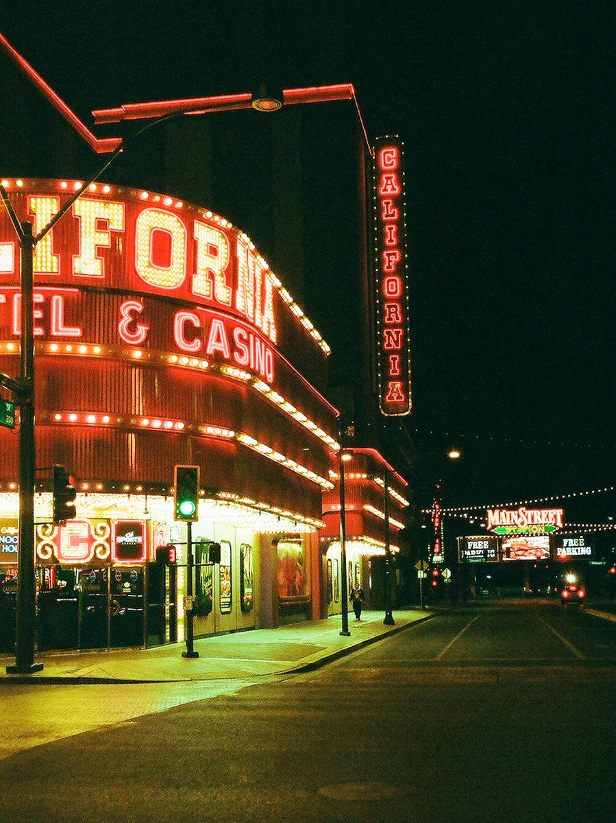 marvinj_lee's tweet image. Las Vegas on 35mm film
