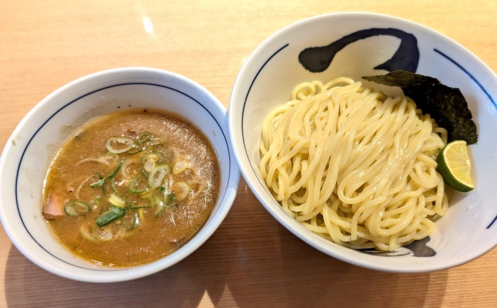 宝町のつじ田でつけ麺を食べました。
店員さんもお客さんもほぼ外国人で外国にいるみたいでした。