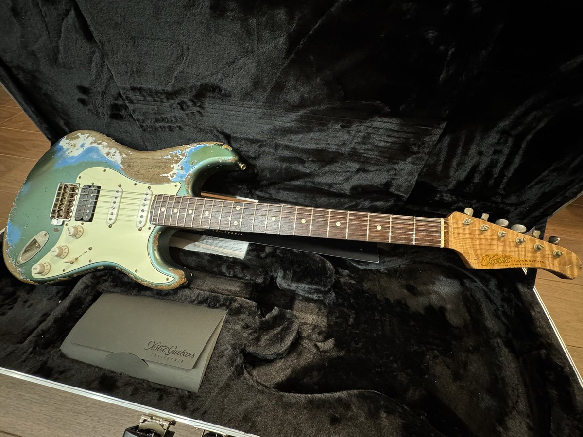 akkiio's tweet photo. 久しぶりのMy new gear！Xotic XSC-2 Vintage Lake Placid Blue！トップコートの変色で緑になった部分と元の青、下地、木の入り混じったルックスがカッコ良すぎる。 https://t.co/fzJsD3q18y