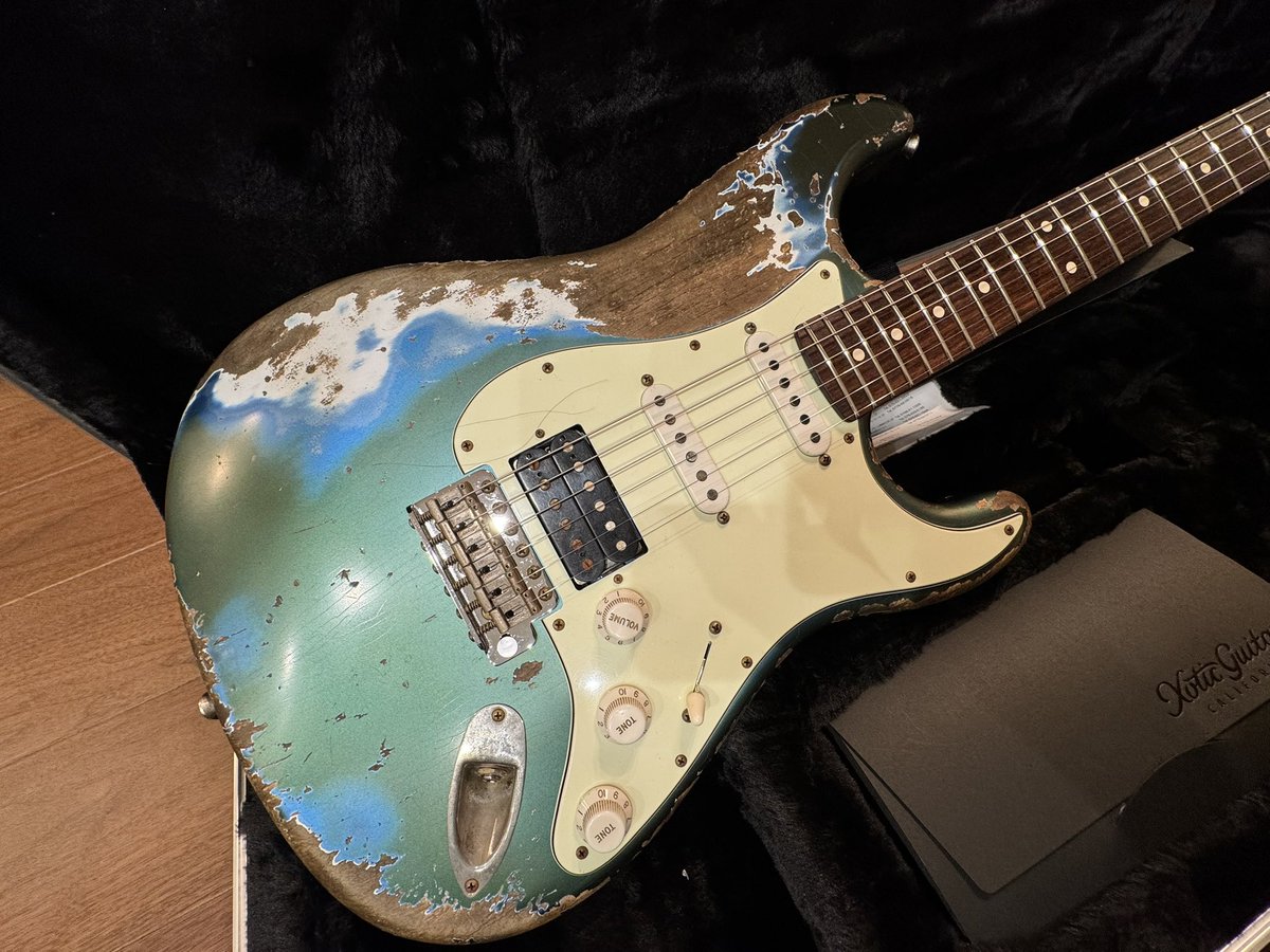 akkiio's tweet photo. 久しぶりのMy new gear！Xotic XSC-2 Vintage Lake Placid Blue！トップコートの変色で緑になった部分と元の青、下地、木の入り混じったルックスがカッコ良すぎる。 https://t.co/fzJsD3q18y
