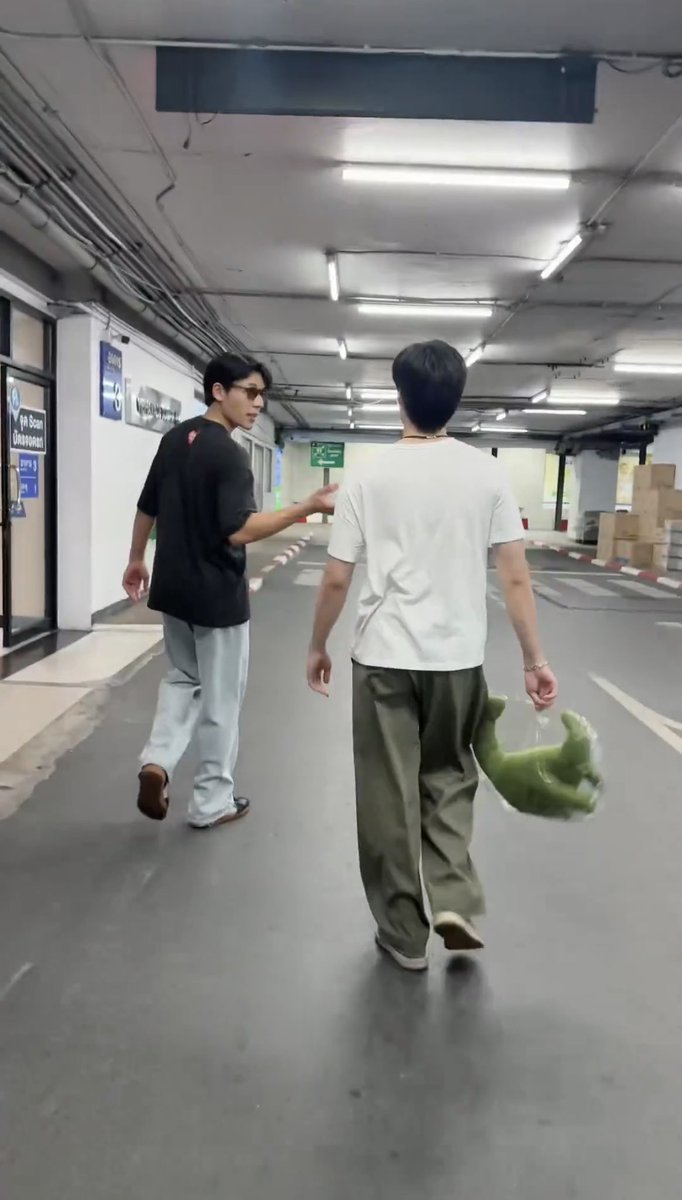 ✅get him his favourite vinyl
✅peeling shrimp and cook for him
✅making sure the food is not spicy for him to eat
✅super polite to his family
✅make up with him when he gets sulky
✅shields peak behind his back cuz he’s uncomfy in crowds
🆕✅won the game cuz he wanted the 🦖