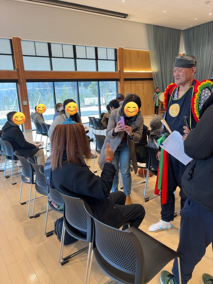 sengei_hiroba's tweet photo. せんだい郷土芸能定期公演in仙䑓緑彩館(せん芸ひろば)「福岡の鹿踊・剣舞」 お客様の席に入り、面をつけたり、頭の毛を触ったり、小さな子たちも興味深々で嬉しい限りです!
#せん芸ひろば #鹿踊 #剣舞 #sendaitrip #せんだい郷土芸能定期公演 https://t.co/ARb0iV6HbP