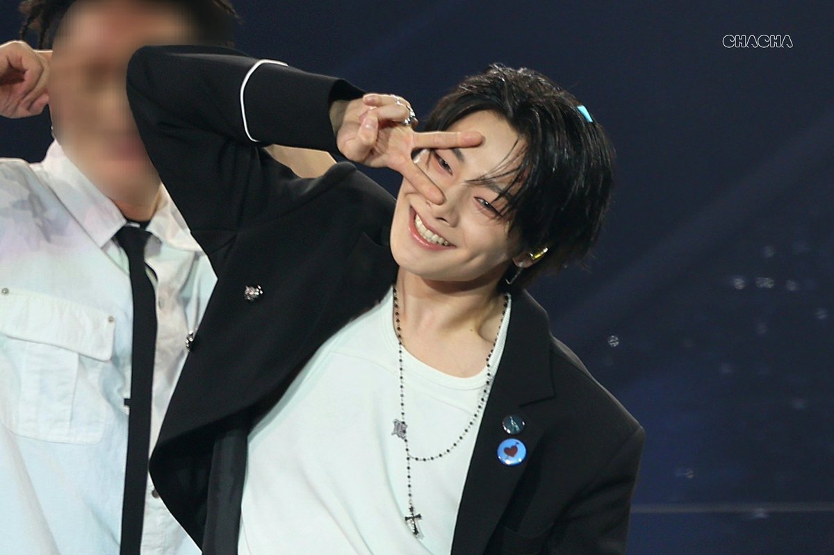 우리 영원한 아기빵 생일 축하해💛

#이엔이_사랑으로_반죽하는날
#INfinityWithJeongin
#HappyINDay