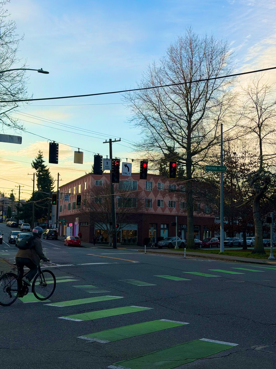 amylin5225's tweet photo. Didn’t notice this cute pink building on my way to pilates until this Friday —  even though I’ve probably walked past here 20+ times https://t.co/7JXzJqbazW