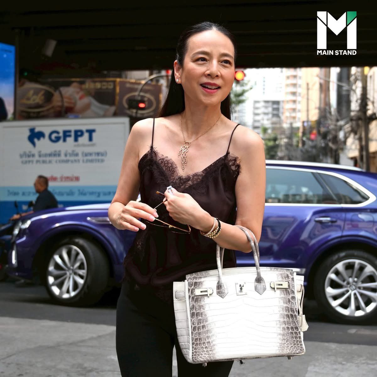 “มาดามแป้ง“ นวลพรรณ ล่ำซำ นายกสมาคมกีฬาฟุตบอลฯ เดินทางไปเลือกตั้ง ที่ปากซอยสุขุมวิท 39
📸สุทธิภัทร สองนางรอง
#มาดามแป้ง #เลือกตั้ง69 #เลือกตั้ง2569