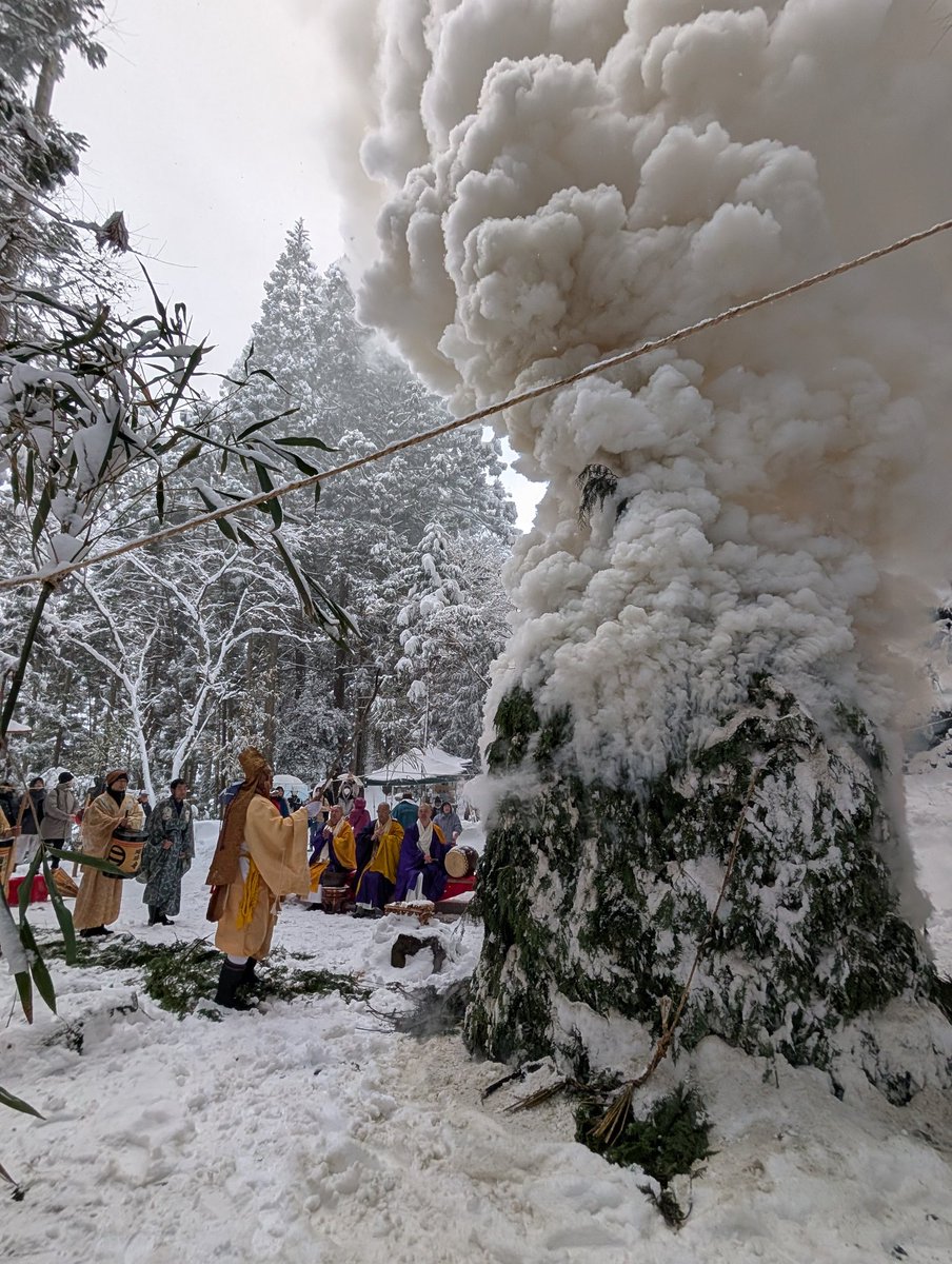 ishitax2011's tweet photo. 本日は山間部での大護摩法要にやってきました。

途中、雪の中を歩いて投票に向かうお年寄りを散見しました。ネット投票ができればよいのにね。 https://t.co/42ujI5mFYu