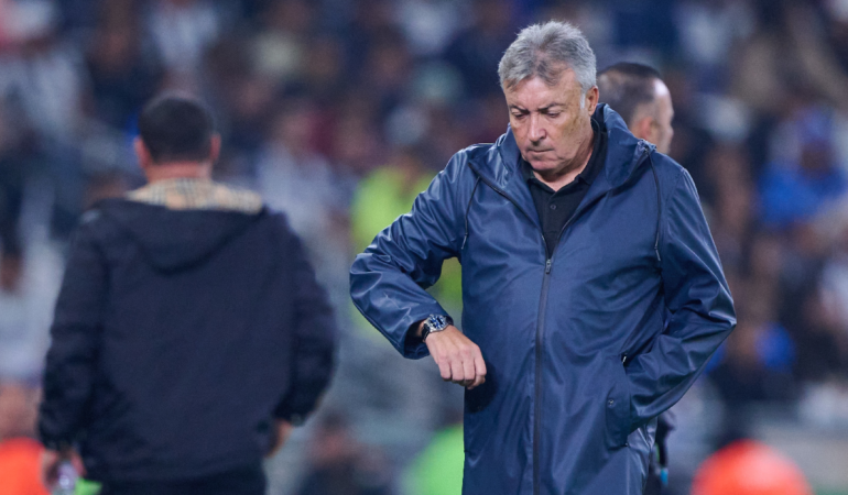 No pensé nunca que hubiera un DT peor que el Tano Ortiz, pero este tipo hasta se las arregló para arruinar las convocatorias y los viajes

Cada cambio que hizo hoy empinó más al equipo, aisló a Djuka y desapareció a Canales

Un masterclass de como mandar un equipo a la v...