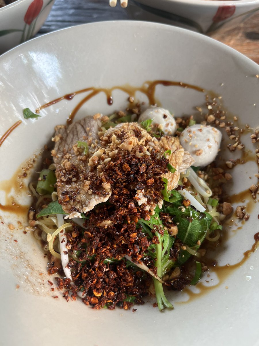 ไปทำหน้าที่พลเมืองมาเรียบร้อย จบด้วยก๋วยเตี๋ยวเรือร้านประจำใกล้บ้าน จัดไปคนละสองชาม แห้งชามน้ำชามให้จบในมื้อเดียวไปเลย จะได้เป็นตัวอย่างให้นักการเมืองเห็นว่า ไม่ควรทำงานแบบเช้าชามเย็นชาม เกี่ยวป่าววะเนี่ยยย🤣😜😅