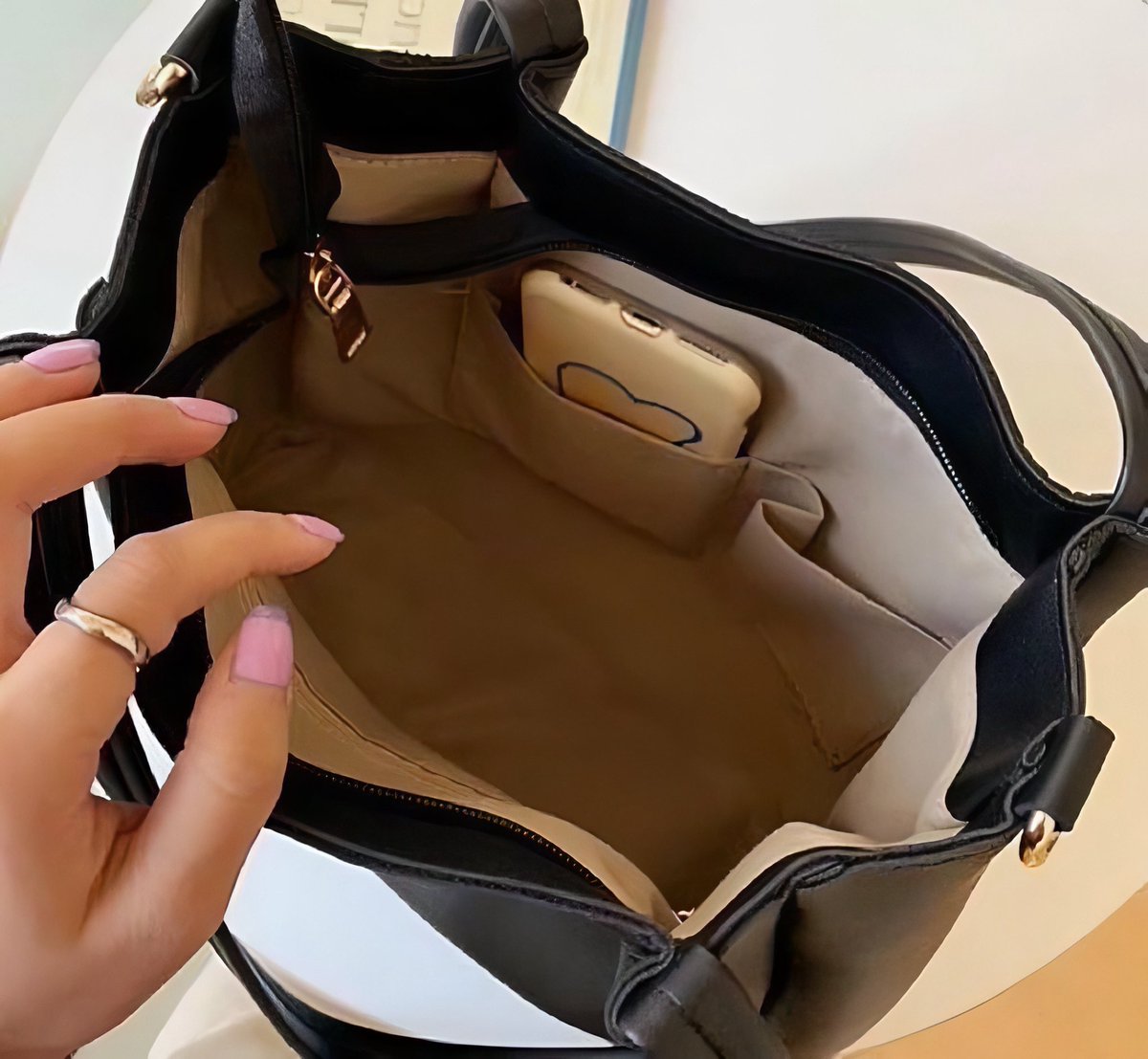pingkymoon's tweet photo. simple &amp; elegant tote bags for college or work 

a thread https://t.co/4tdNLgQWwv