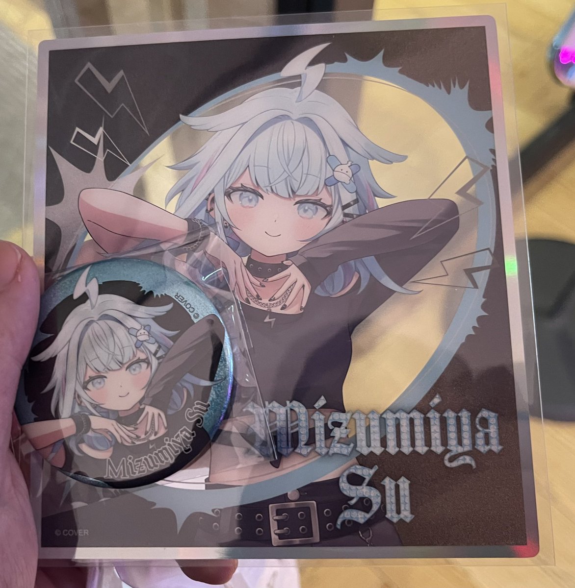 優しい方がすうちゃんの缶バッジと色紙交換してくれた！アクスタ