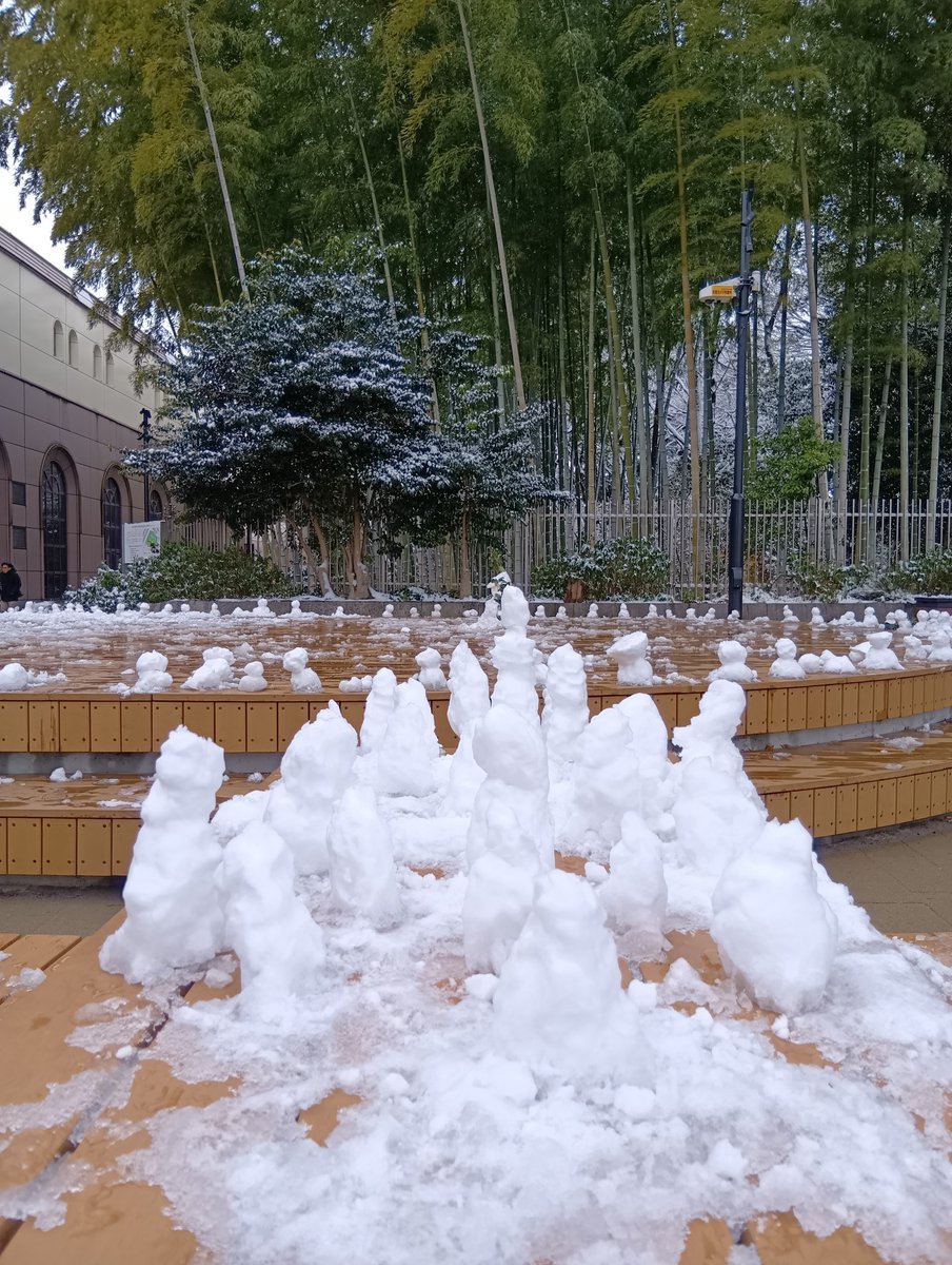 KomaeCity's tweet photo. ／
雪だるま☃️オンステージin狛江
＼
狛江駅北口すぐのほこみちステージに、雪だるまがオンステージで勢ぞろいしていました。
午後に雪がやんで、子どもたちが雪合戦や雪だるまづくりを楽しんでいます📸✨️ https://t.co/tEAsF0CA7a