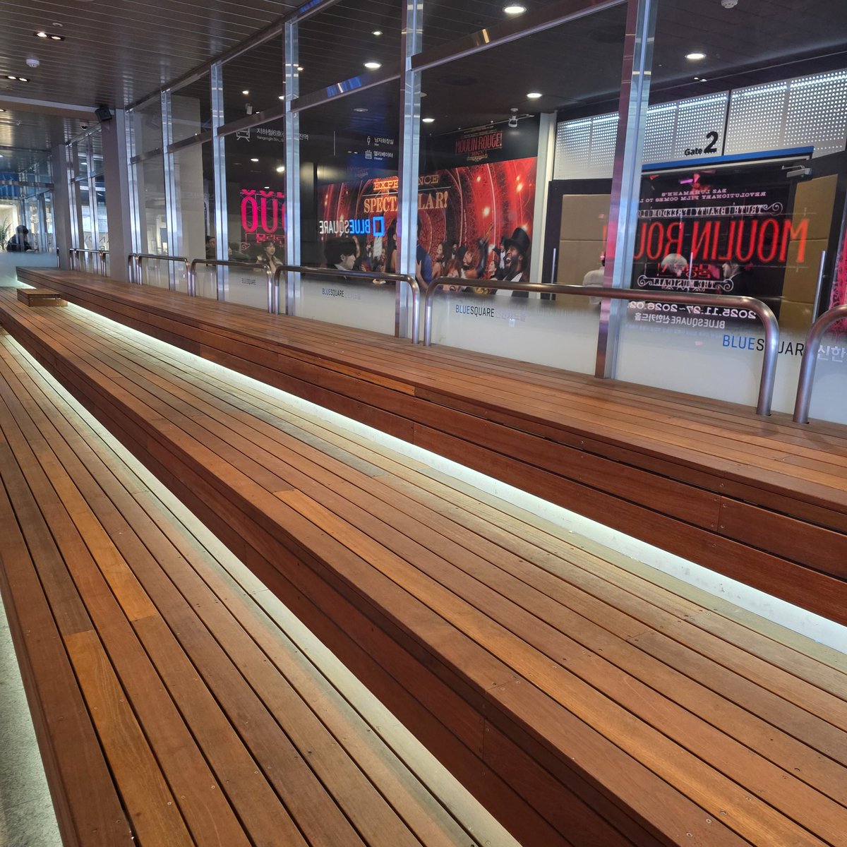 다시 나눔 시작합니다!
위치는 티켓 부스 옆이고 브라운 코트 입고 있습니다!