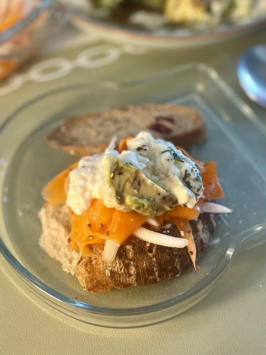 잘 익은 아보카도랑 연두부를 접시에 올리고 
연두, 발사믹 식초, 간장, 알룰로스 1큰술씩 섞은 양념 뿌리면 별미다.

부드러운 식감 덕에 당근라페와 함께 빵 위에 올려먹으면 크림 같다.

지방, 단백질, 비타민이 가능한 식사!

#나의비거니즘일기