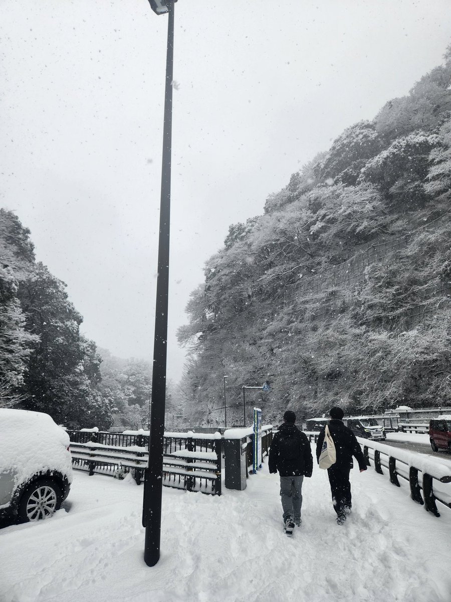 本日は名古屋MUSIC FARMにて
｢僕らの在処〜出張編〜」
メンバーになって最初のライブです！
が雪ですね…今まだ箱根です笑