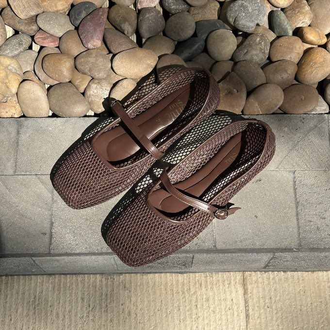 เอาจริงอยากให้ร้าน homie shu แมสกว่านี้ เพราะทางร้านเค้าไม่ได้โปรโมททาง social เลย รองเท้าทุกคู่เป็นฝีมือช่างไทยทุกขั้นตอนเลย ขายคู่ละ 100 กว่าบาท รองเท้าเค้านุ่มใส่สบาย ไม่กัดเลย น้ำหนักเบาด้วย