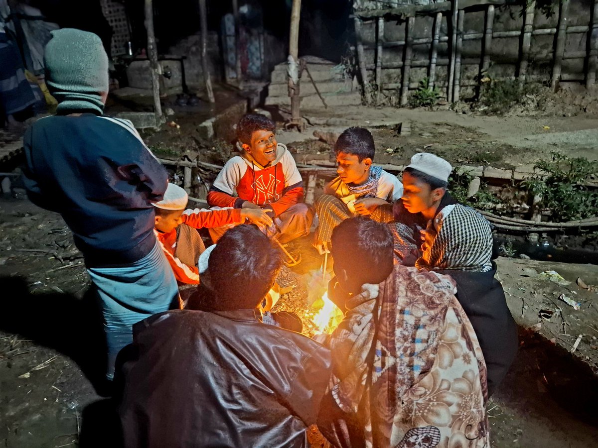 tg_azimullah's tweet photo. ❄️ Winter Season and Night Vibes🔥

On a cold winter night, a group of Rohingya boys sit together around a small fire, trying to keep warm. Even a dog comes close to them, searching for warmth falls asleep beside them.

The nights in the camps are extremely cold and harsh. https://t.co/a1ttPhXb1q
