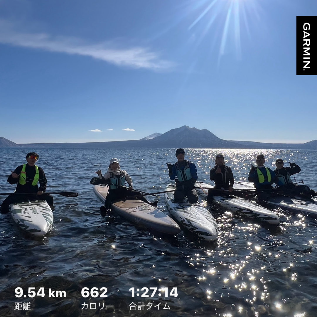 −14℃
痺れる冷水と白い息
それでも毎週のように漕ぎに来る仲間たち
横浜国際SUPマラソンを目指す人、ただ自分を高めたくて来る人
楽しい冬の遊びを選ばず、荒れた湖と一本のボードと向き合う
この環境で積み重ねた一漕ぎ一漕ぎは、きっとあとで効いてくる
この冬も、湖に集まる仲間たちを誇りに思う