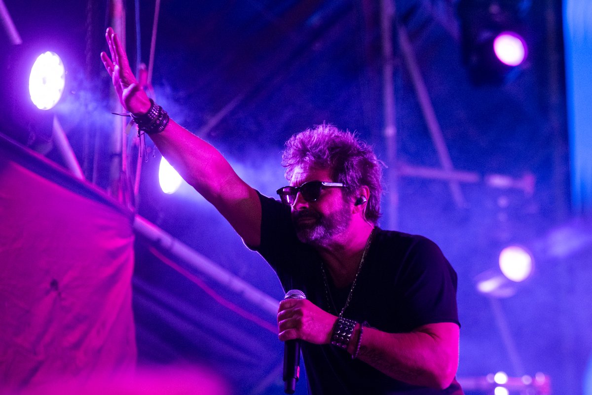 rosarioromeroOK's tweet photo. Disfrutamos el show de Caballeros de la Quema en la @fiestadelmate_ 
Una noche compartida a puro rock en el escenario Luis “Pacha” Rodríguez 🎶🧉💚 https://t.co/Vx80HwIChI