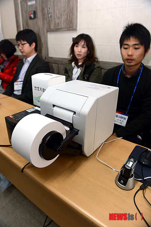 사전투표용지는 사전투표 당일에 투표소 현장에서 잉크젯 프린터로 출력하는데 롤 용지를 사용하므로 당연히 세로 방향으로 출력된다.
용지는 좌우가 단단히 고정되어 있는데 상단의 '대대통통령령선선거'는 어떻게 찍힌 것이고 또 어떻게 가로 방향으로 잡아당겨졌을까? 잉크도 곳곳에 묻어 있다.