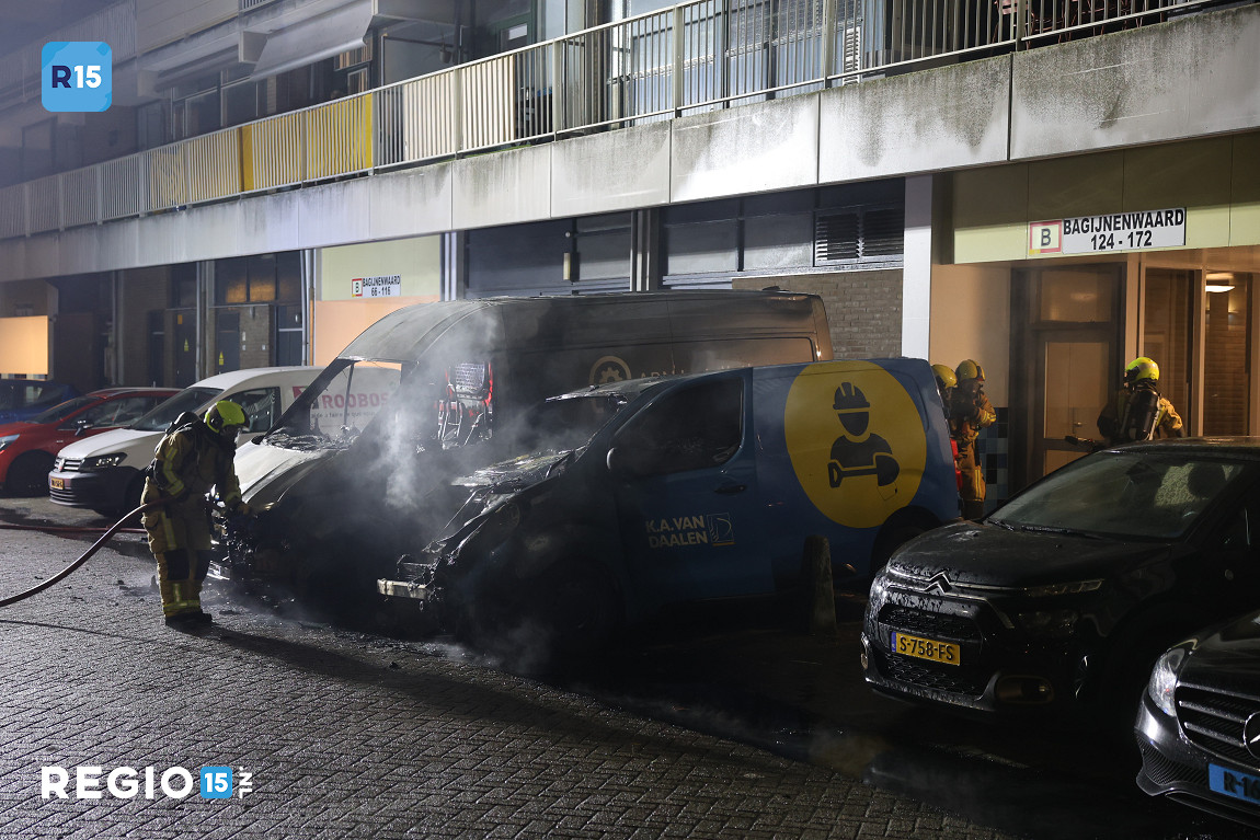 Twee bestelbussen in brand aan de Bagijnenwaard in Zoetermeer