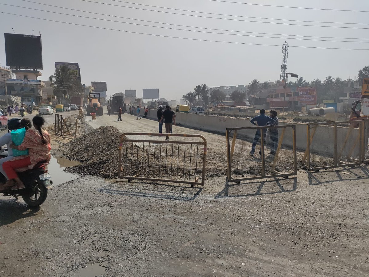 ಸೂರ್ಯನಗರ ಪೊಲೀಸ್ ಠಾಣಾ ವ್ಯಾಪ್ತಿಯ ಹಳೇಚಂದಾಪುರದ ರೈಲ್ವೆ ಬ್ರಿಡ್ಜ್ ಹತ್ತಿರ ಸರ್ವಿಸ್ ರಸ್ತೆಯು ಡಾಂಬರೀಕರಣವಾಗುತ್ತಿರುತ್ತದೆ. NH staff ಮತ್ತು ಸೂರ್ಯನಗರ ಪೋಲೀಸರು ಸ್ಥಳದಲ್ಲಿ ಇರುತ್ತಾರೆ. ವಾಹನಗಳ ದಟ್ಟಣೆಯಿಂದ ಟ್ರಾಫಿಕ್ ಜಾಮ್ ಆಗುವ ಸಾಧ್ಯತೆ ಇರುತ್ತದೆ. ಆದ್ದರಿಂದ ಸಾರ್ವಜನಿಕರು ಬದಲಿ ಮಾರ್ಗವನ್ನು ಬಳಸಬೇಕೆಂದು ಕೋರುತ್ತೇವೆ