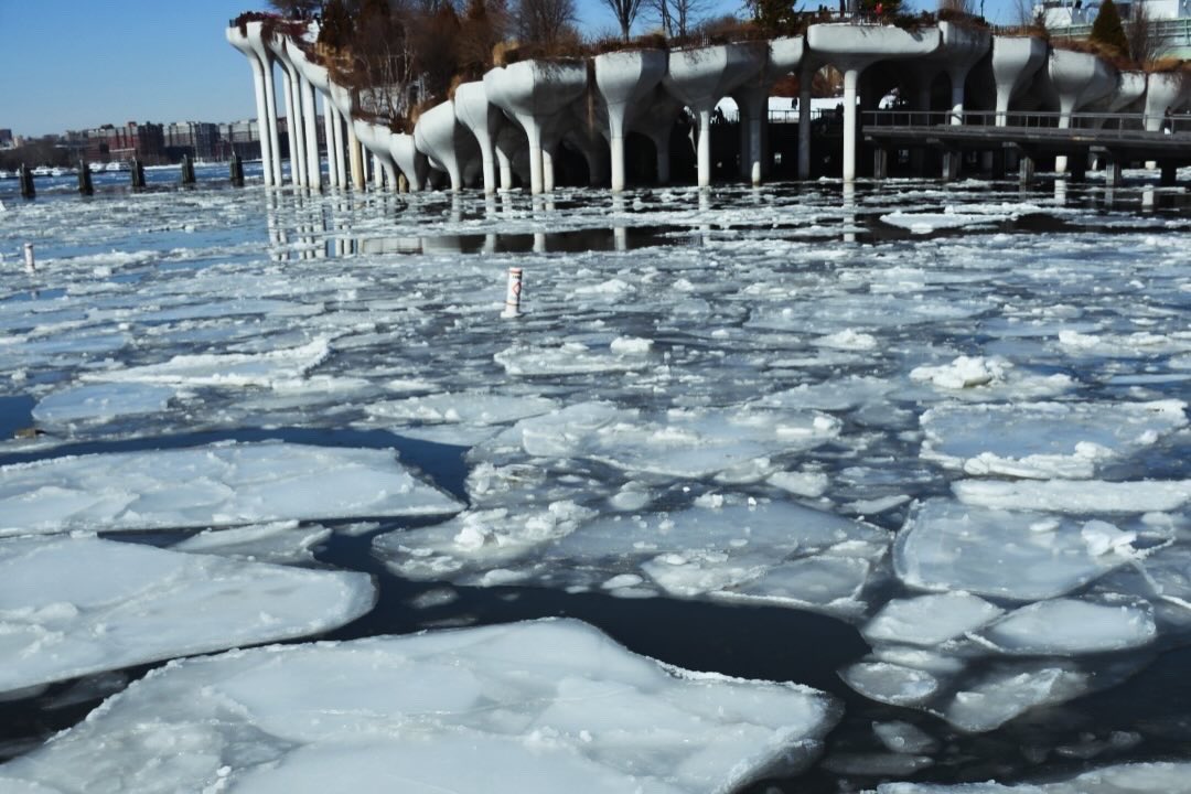 AyaEdlin's tweet photo. Frozen Hudson River 

#frozen #iceberg #ice #river #hudsonriver #newyorkcity #cold https://t.co/6IC6K8g6WU