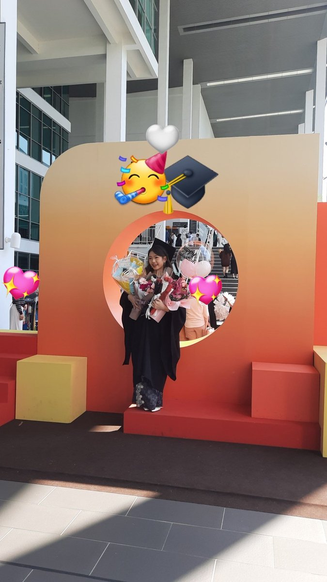 Happy graduation <a href="/Celine_tzh/">Tan Zhi Hui Celine</a> 👩‍🎓✨
Selamat ya sudah menyelesaikan studinya! Semoga ilmunya berguna di masa depan nanti.
Kami doakan jalanmu ke depan sukses dan bahagia selalu. 🤍

Kita liat oshi grad 2x guys 🥹 bangga 🥰