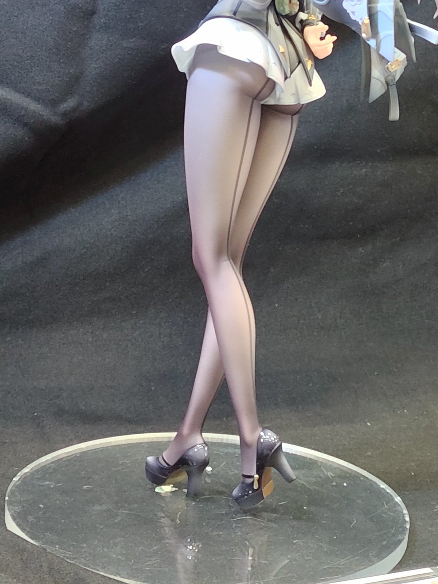 上手えタイツをガン見してきた