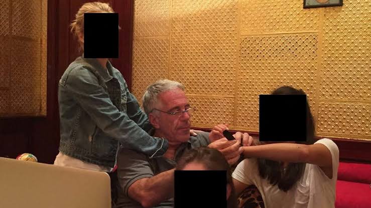 Retarted__'s tweet image. Epstien Files Leaked Image 

The Epstein Files raise more questions than answers. #EpstinFiles #Epstine
A THREAD 🧵