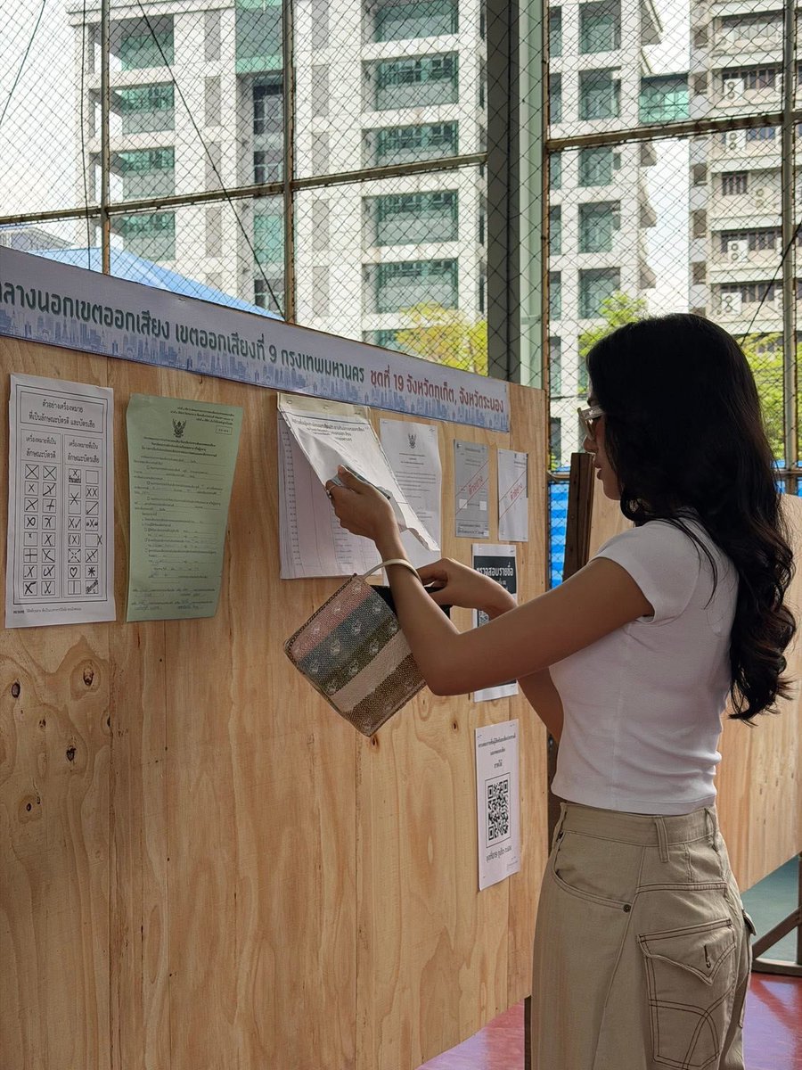 ประจักษ์แก่สายตาชาวโลก 

ความสวยควีนโอปอล ❌
คูหาเลือกตั้ง งบ7,000ล้าน ✅