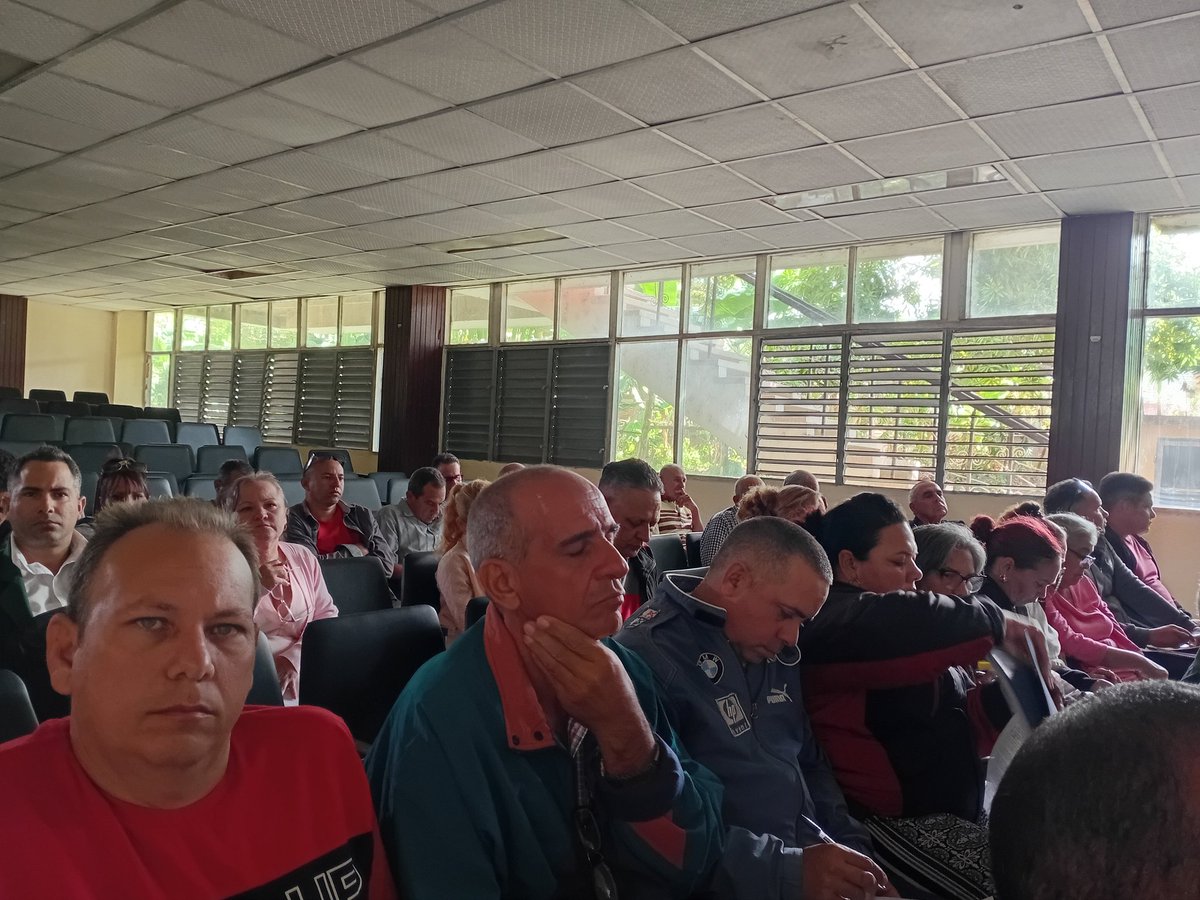 Consejo de la Administración Municipal de #Baguanos evalúa acuerdos del Pleno del Partido  para implementación del Programa de gobierno en  sesión extraordinaria con la presencia de <a href="/MairelisMa10480/">Mairelis Mastrapa</a>, Secretaria del PCC, el Gobernador y la Vicegobernadora de la Provincia #Holguín
