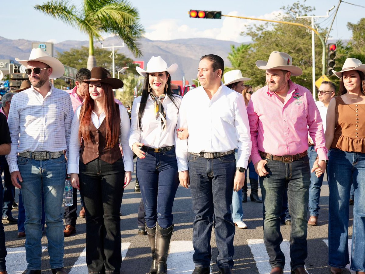 ✨ Comenzamos el Carnaval de Autlán, con el Desfile Inaugural “Entierro del Mal Humor” 2026🎭

Agradezco la invitación del Presidente, Gustavo Robles, para acompañarlos en este gran inicio de fiesta. Fue un desfile extraordinario, lleno de color, alegría, tradición y el