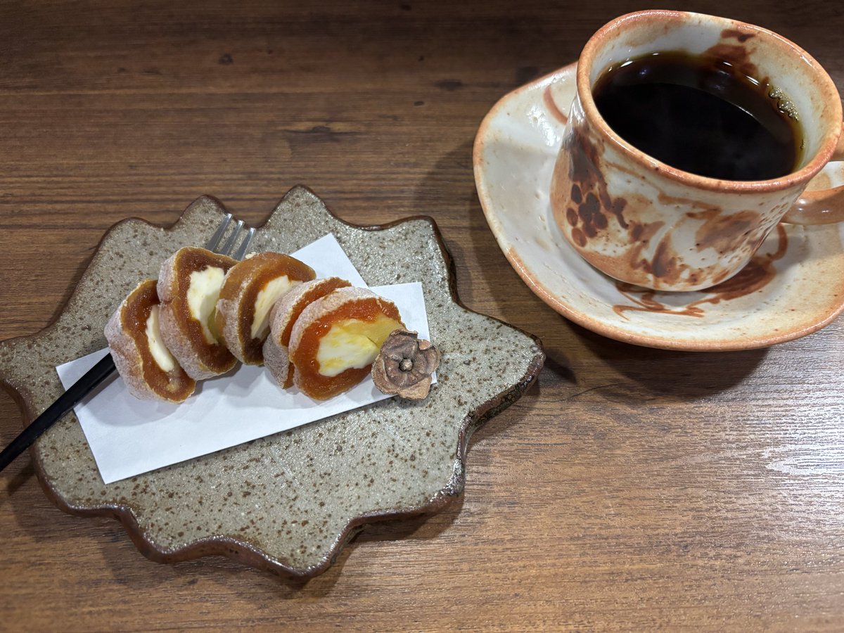 tonton456789's tweet photo. 一人カフェタイム
干し柿にクリームチーズと栗きんとんを詰めた物
発想と質がどのメニューも高すぎる行きつけのカフェ https://t.co/Ie7bBpDrdd
