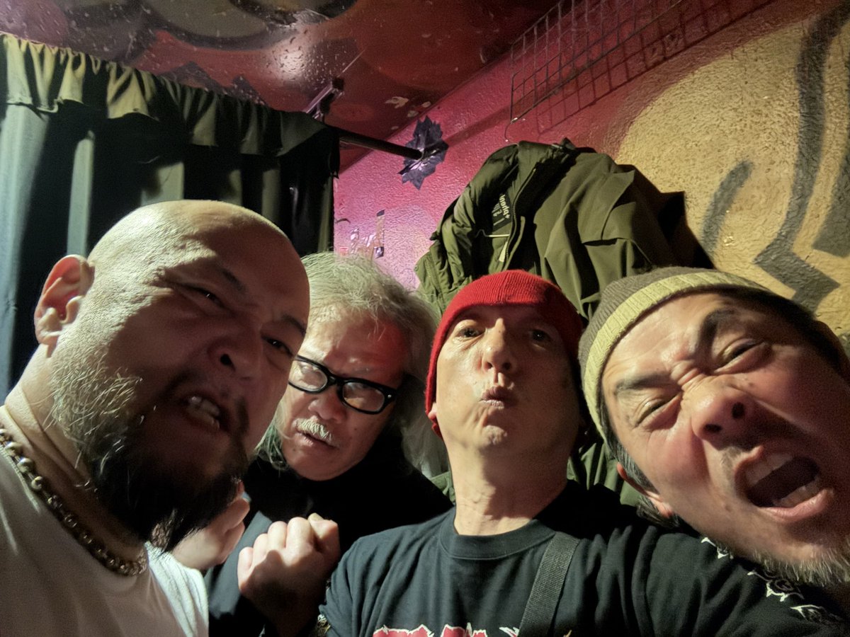 sekitoshimi1's tweet photo. 『NOTHING IS STRAIGHT FORWARD TOUR』
大盛況のなか、無事終えることができました！
観に来てくださった！皆さんありがとうございました😊
最高のバンド達とTOUR出来た事にも感謝いたします！
今後とも、SxOxBの事よろしくお願いしますねー♪😁
それじゃあ！またねーSee you!! https://t.co/vT651cGkhJ