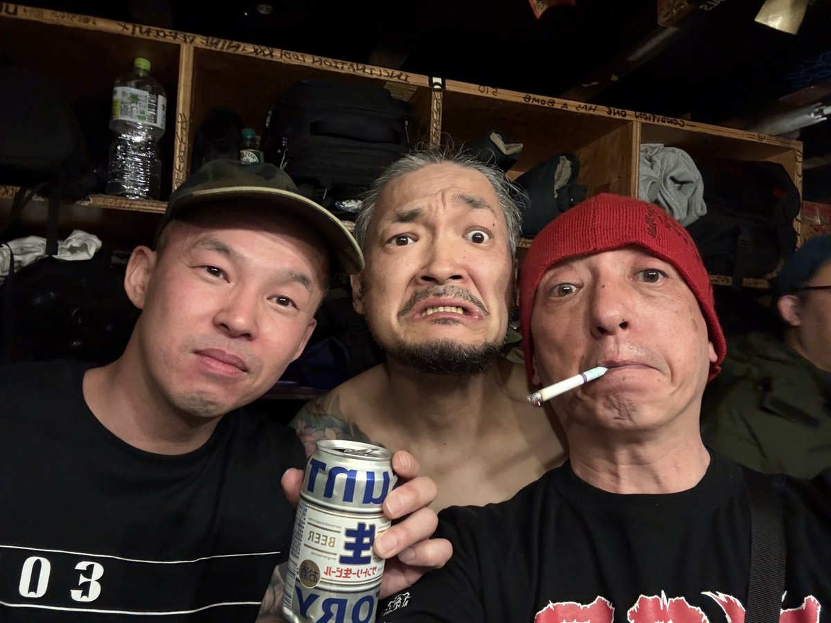 sekitoshimi1's tweet photo. 『NOTHING IS STRAIGHT FORWARD TOUR』
大盛況のなか、無事終えることができました！
観に来てくださった！皆さんありがとうございました😊
最高のバンド達とTOUR出来た事にも感謝いたします！
今後とも、SxOxBの事よろしくお願いしますねー♪😁
それじゃあ！またねーSee you!! https://t.co/vT651cGkhJ