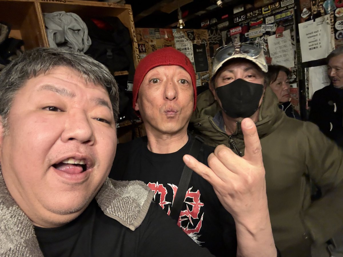 sekitoshimi1's tweet photo. 『NOTHING IS STRAIGHT FORWARD TOUR』
大盛況のなか、無事終えることができました！
観に来てくださった！皆さんありがとうございました😊
最高のバンド達とTOUR出来た事にも感謝いたします！
今後とも、SxOxBの事よろしくお願いしますねー♪😁
それじゃあ！またねーSee you!! https://t.co/vT651cGkhJ