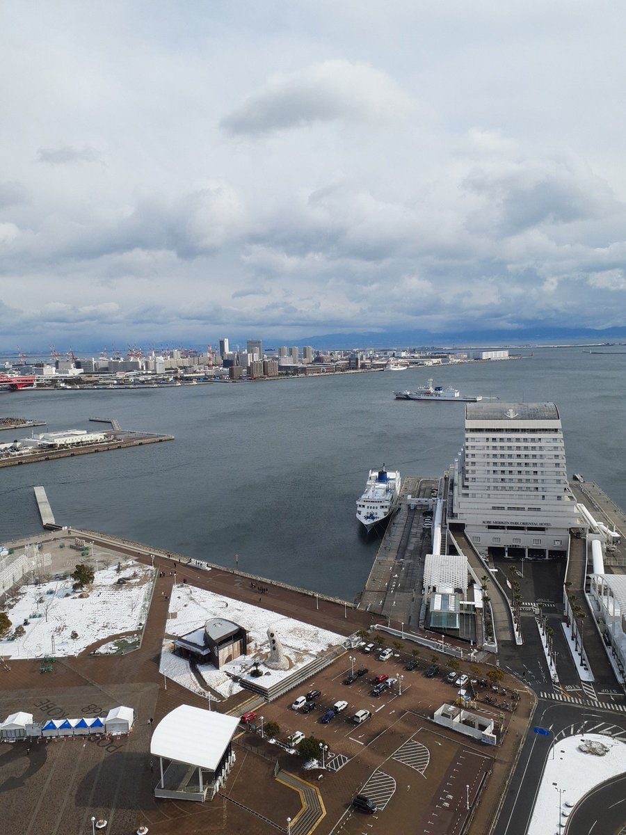 g_1235's tweet photo. 神戸・ポートタワーからの展望が雪景色なのは珍しいのでは。 https://t.co/rFR6CkIBRt