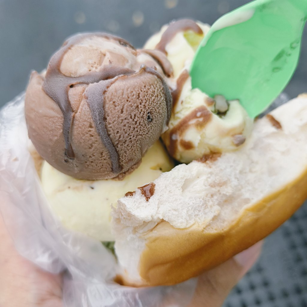 แล้วหน้าเต็นท์มีไผ่ทองมาขาย อากาศร้อนๆ แบบนี้ แน่นอนว่าผม