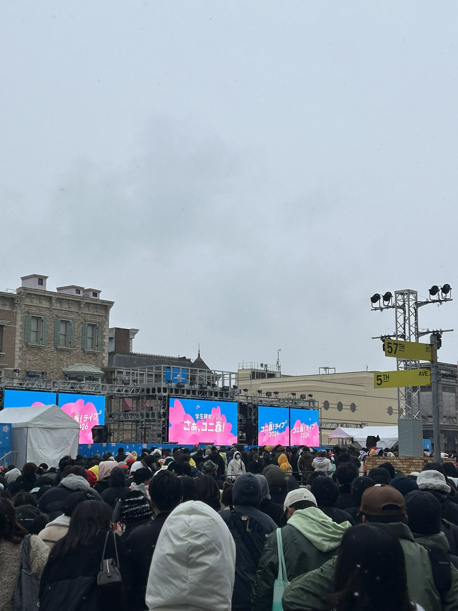 ユニ春Cブロ10番代(花道最前)とFブロの最後尾経験したけど、当たり前にCがいいけど整番によっては下手に埋もれるくらいなら最後尾の方が綺麗に見えること知った🥺☝🏻

←C10番代　　　　　　　F1200番代→
#ユニ春 #MISAMO #FRUITSZIPPER