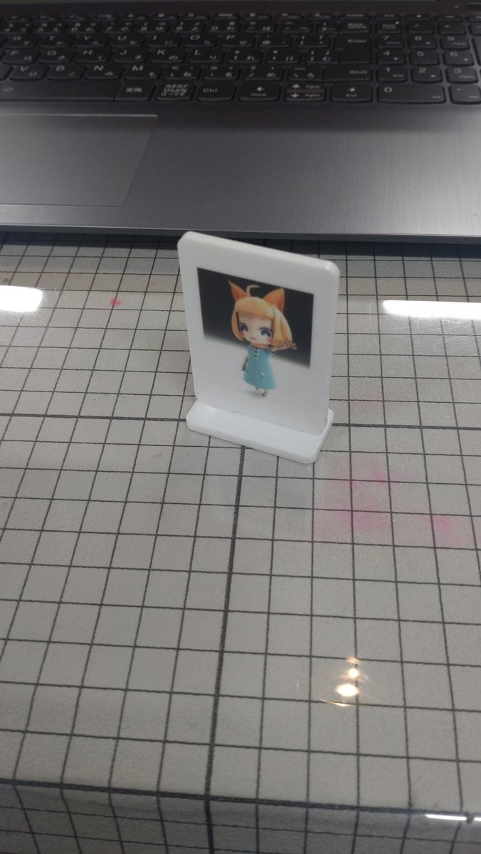 Blender_nirun's tweet photo. 午前中、県立図書館にてUVマルチプリンタとレーザーカッターの機器講習を受けて、komugiのアクスタ作った！ https://t.co/ysnEbiBCnj