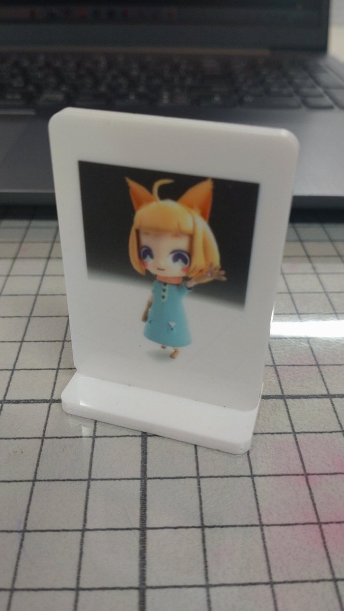 Blender_nirun's tweet photo. 午前中、県立図書館にてUVマルチプリンタとレーザーカッターの機器講習を受けて、komugiのアクスタ作った！ https://t.co/ysnEbiBCnj