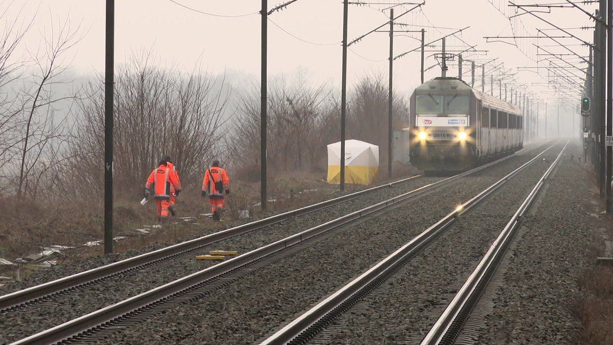 CheminsdeFerTC's tweet photo. Panne d'alimentation hier à Graffenstaden (sud de Strasbourg). Les =>#BB26000 et =>#TER V200 pour Mulhouse étaient interrompus jusque vers 20h. La photo n'illustre pas l'endroit de la panne.
📷B. Stemmer et E. Kleinhoffer de France Télévisions, source : https://t.co/GeObXmqaY1 https://t.co/pnfRWTpkcp